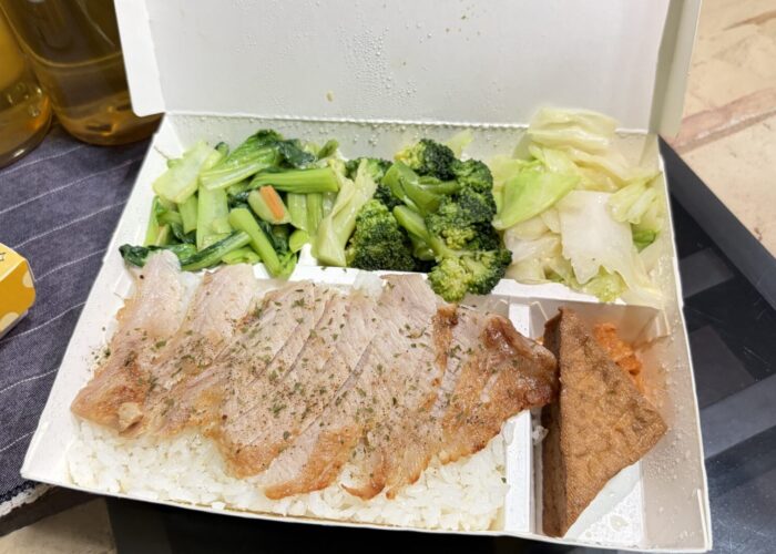 內湖便當推薦，烤食煮盒原燒松阪豬飯盒口感彈脆
